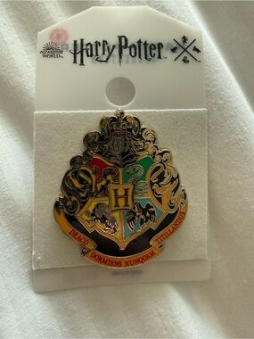 NEW Warner Bros. Harry Potter Hogwarts Crest Enamel Pin